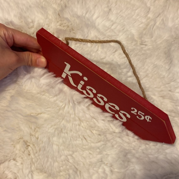 Kisses Wall Decor - Picture 9 of 9